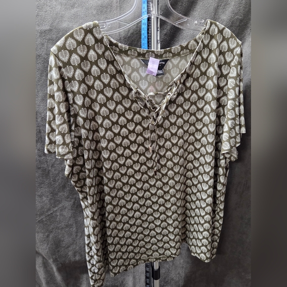 Liz Claiborne Tops - Liz Claiborne Olive Leaf Pattern Short Sleeve Top